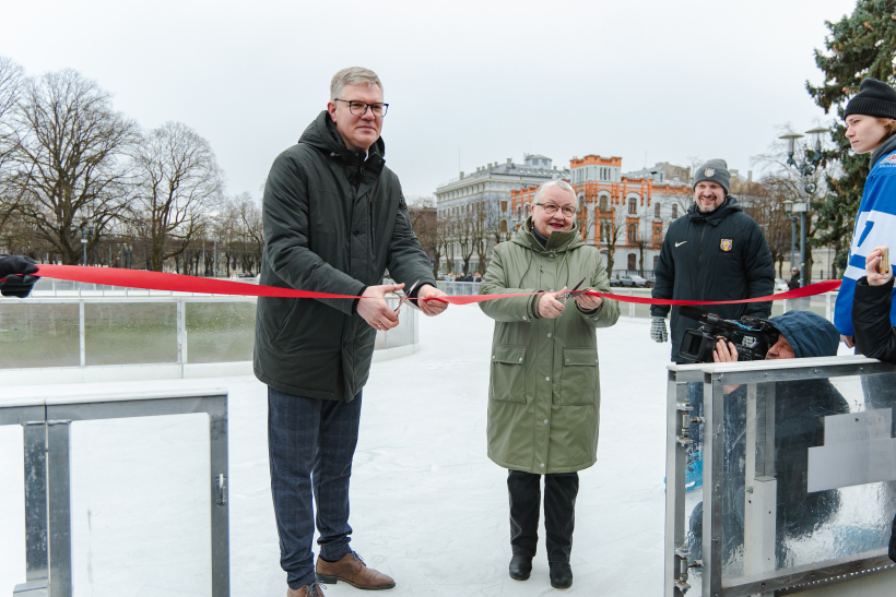 Esplanādes slidotavas atklāšanas pasākumā piedalījās Rīgas domes priekšsēdētājs Vilnis Ķirsis un Rīgas domes Izglītības, kultūras un sporta komitejas priekšsēdētāja Laima Geikina.