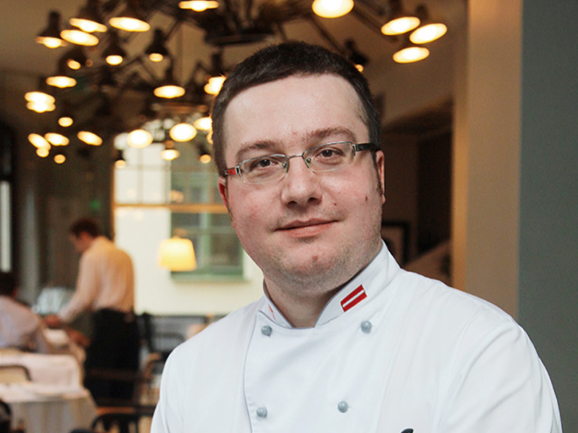 Restorāna "Vairāk saules" šefpavārs Tomass Godiņš.