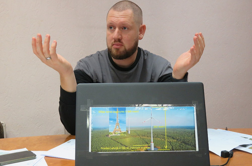 Pāvilostas pilsētas un Sakas pagasta apvienību pārvaldi nepilnu gadu vada 35 gadus vecais Ilmārs Šnore. Viņš uzskata, ka lielākais izaicinājums šobrīd esot nepieļaut vēja parka būvniecību.