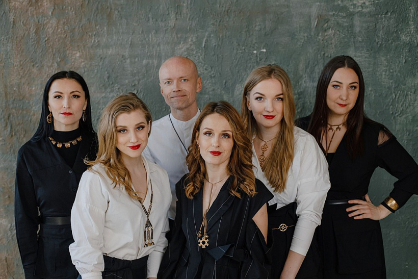 Pirms Ziemassvētkiem Liepājas koncertzālē "Lielais dzintars" uz satikšanos mūzikā aicinās latviešu mūsdienu "a cappella" grupa "Latvian Voices" un virtuozais ģitārists Kaspars Zemītis.