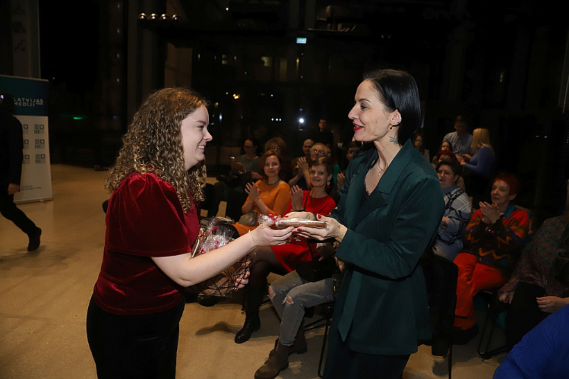 Izdevniecības "Latvijas Mediji" bērnu un jauniešu literatūras redaktore Līva Kukle (no kreisās) un rakstniece Inga Grencberga grāmatas atvēršanā.