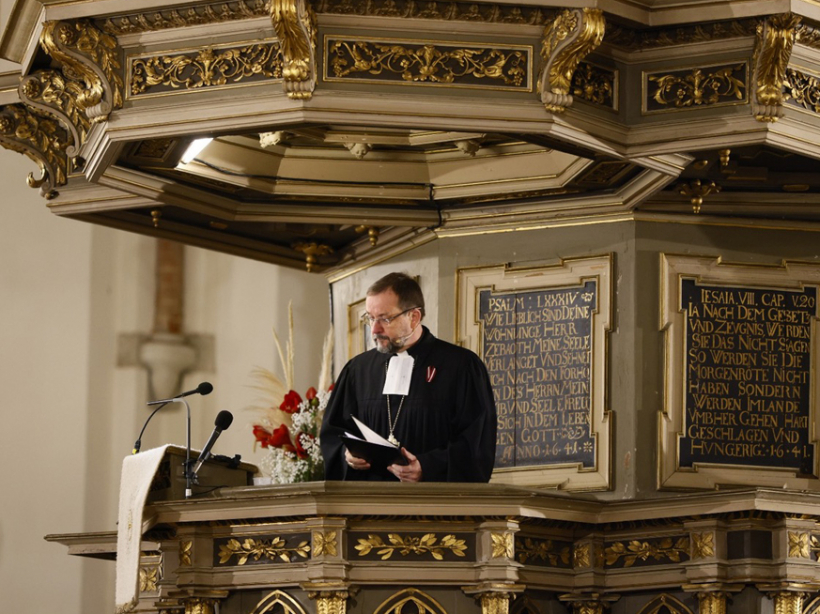 "Jaunas idejas ir vajadzīgas, taču ir jābūt uzmanīgiem pret haosu, ko tās var izraisīt," arhibīskaps J. Vanags teica savā pēdējā sprediķī šā gada 18. novembra ekumeniskajā dievkalpojumā Rīgas Doma baznīcā.