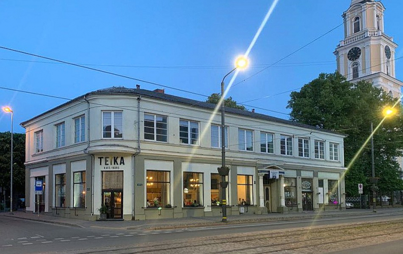 Restorāns atrodas pašā pilsētas centrā, blakus pilsētas teātrim un sv. Trīsvienības katedrālei.
