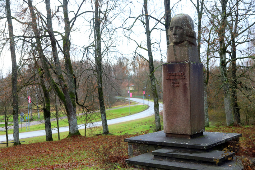 Pie Lēdurgas Ev. luteriskās baznīcas ieejas vārtiem aplūkojams tēlnieka Kārļa Baumaņa veidotais piemineklis Lēdurgā dzimušajam rakstniekam un apgaismības ideju iedzīvinātājam Garlībam Merķelim. Piemineklis atklāts 1969. gadā.