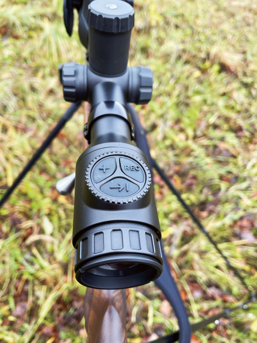 Galvenās tēmēkļa lietošanai paredzētās pogas ir priekšpusē, viegli aizsniedzamas.