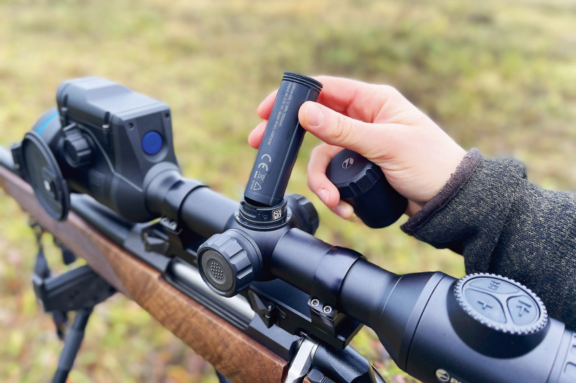 Tēmēklim ir divas baterijas – iebūvētā un ārējā, kuras lietošana nav absolūti obligāta.