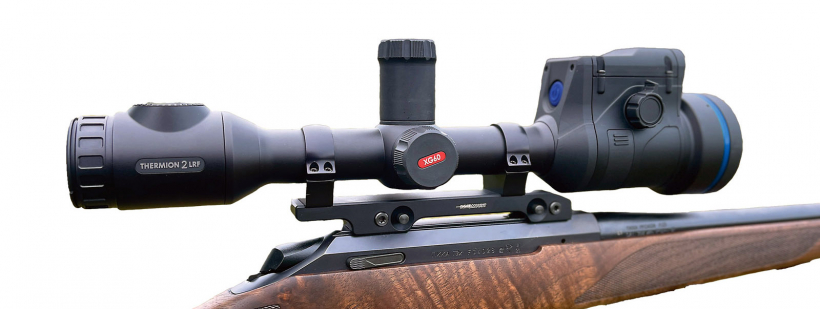 Uzlikts uz Innomount montāžas bāzes.