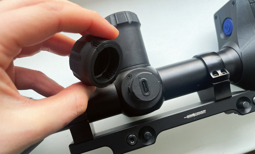 Varēs uzlādēt, arī sēžot tornī.