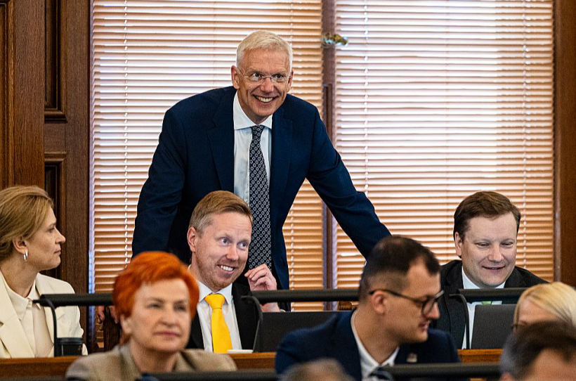 Kariņš aizlido.