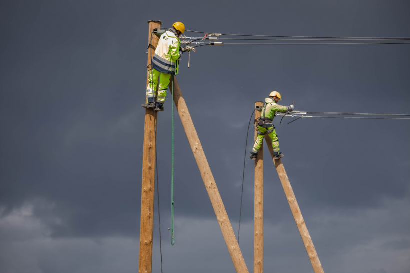 Elektrolīnijas ziemā. Montieri.