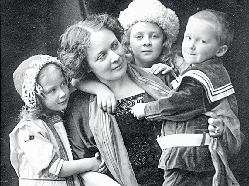 Ellija un bērni 1911. gadā.