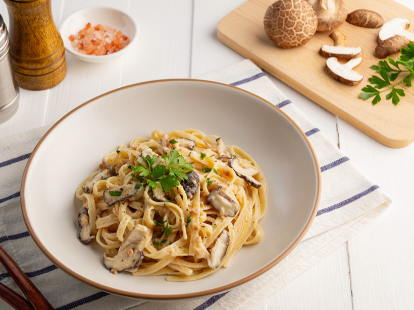 Spageti ar sēņu un krējuma mērci.