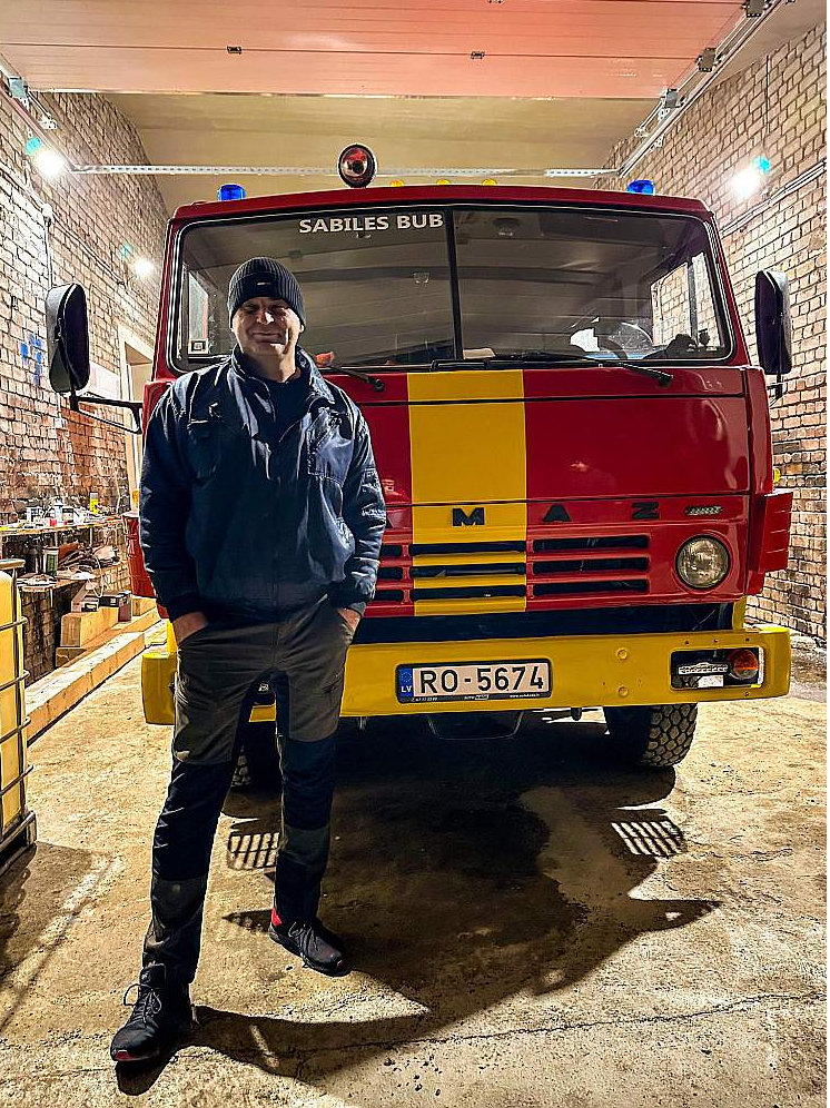 Sabiles brīvprātīgais ugunsdzēsējs Māris Bērziņš ikdienā ir pilnas slodzes lauksaimnieks. "Kad Sabilē slēdza Valsts ugunsdzēsības un glābšanas dienesta posteni, sapratu, ka mana un apkārtējo iedzīvotāju drošība ir apdraudēta, tāpēc apzinājos, ka kaut kas lietas labā ir jādara. Sākumā man bija doma pašam nopirkt ugunsdzēsēju auto, to aprīkot un turēt gatavībā savā saimniecībā. Taču tad arī citi iedzīvotāji nāca klajā ar ideju veidot brīvprātīgo ugunsdzēsēju biedrību, kurai es ar lielāko prieku pievienojos. Esmu gatavs darīt visus darbus – būt šoferis, ugunsdzēsējs, palīgs. Ar puišiem no manas lauksaimniecības iesaistāmies arī dažādos remontdarbos."