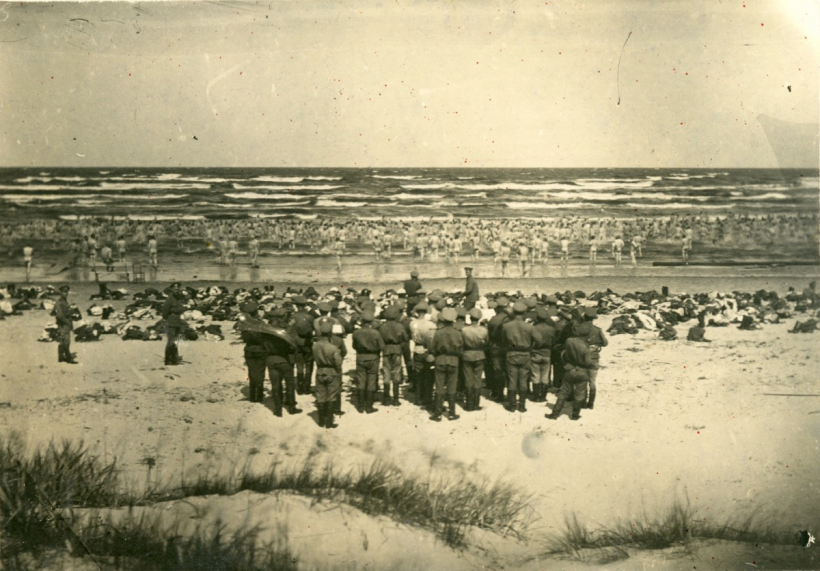Latviešu strēlnieki peldas Dubultu jūrmalā. 1916. g. 
