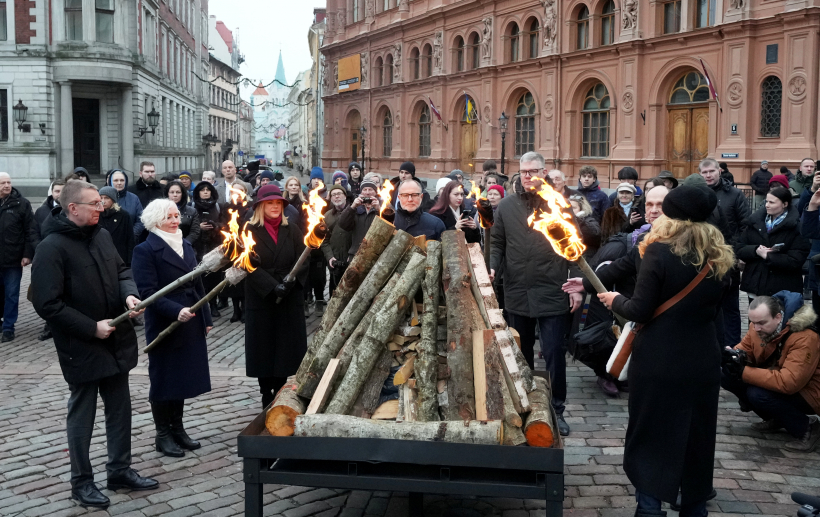 Doma laukumā iededz piemiņas ugunskuru un atklāj izstādi "Plakāts 1991. gada barikādēs".