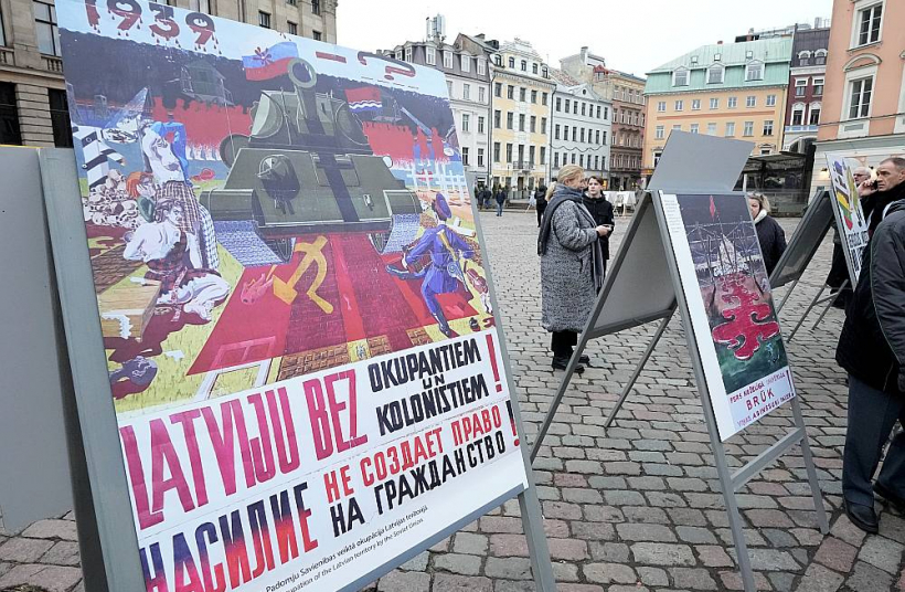 Doma laukumā Rīgā atklāta izstāde "Plakāts 1991. gada barikādēs".