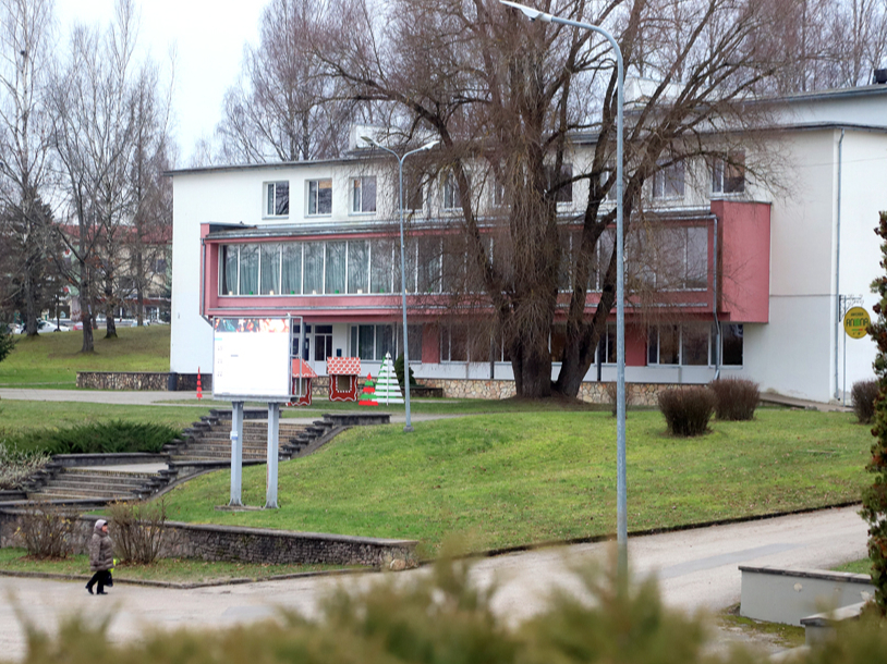 Skats uz Salas tautas namu, kurā, pateicoties vadītājai Santai Skostai, rit rosīga kultūras dzīve.