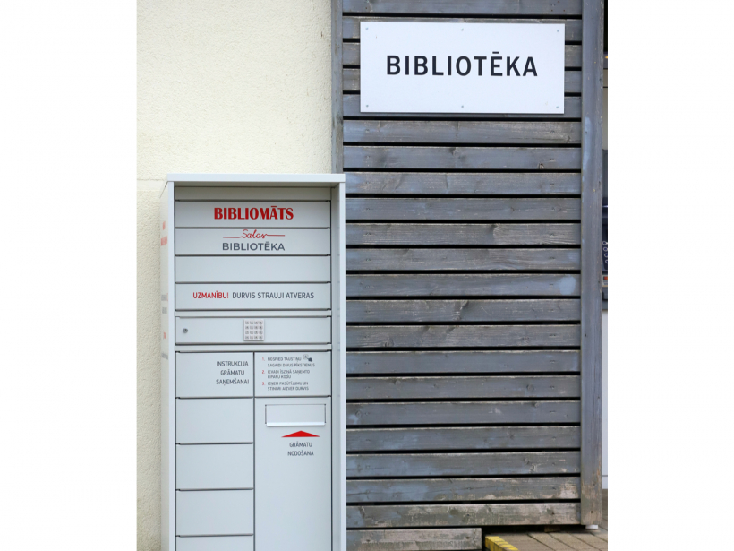 Pie Salas pagasta pārvaldes nama ir gan bankomāts, gan bibliomāts (grāmatu apmaiņai).
