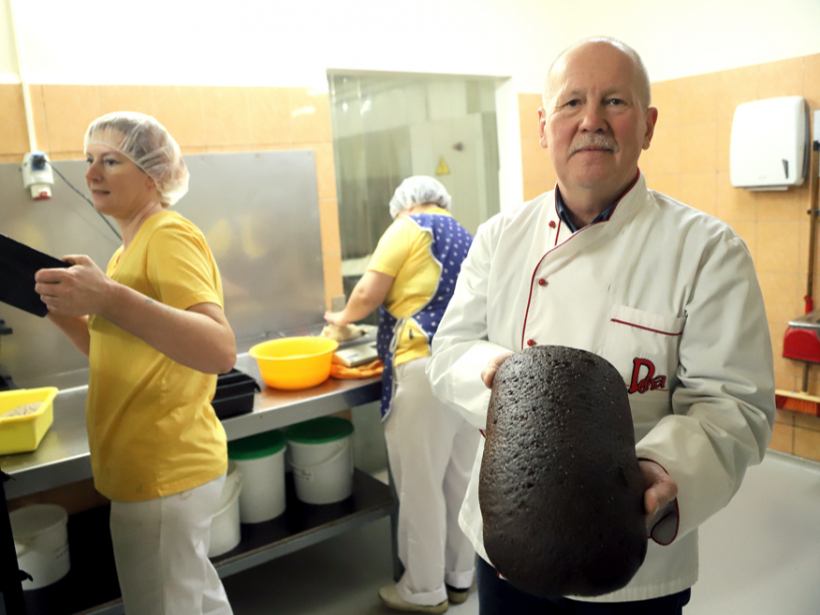 Salā 1992. gadā uz XXV PSKP kongresa agrofirmas pamata izveidoja agrofirmu "Daugava". Kad tā bruka, uzņēmīgi ļaudis nodibināja ceptuvi "Dona", kurai pirms diviem gadiem nosvinēta 30 gadu jubileja. Skats no ceptuves, kurā ar kukuli rokās – uzņēmuma valdes priekšsēdētājs Kārlis Zemešs.