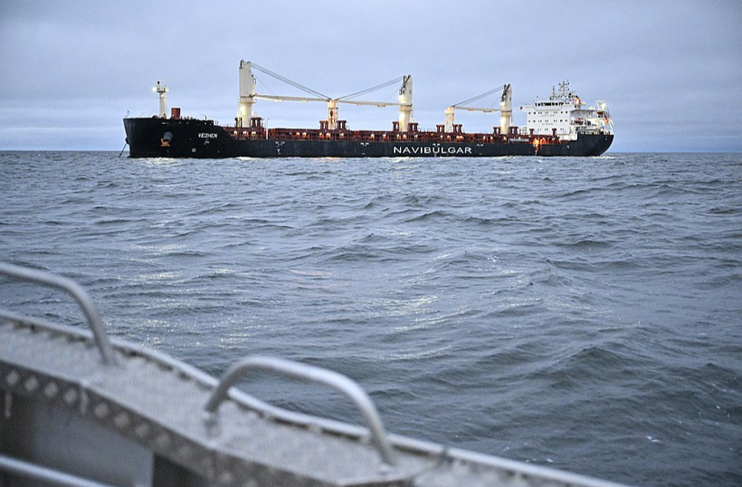 Zviedrijas aizturētais Bulgārijas kuģniecībai "Navigation Maritime Bulgares" piederošais kuģis "Vezhen" vakar bija noenkurojies pie Karlskrūnas. Kopš svētdienas uz tā atrodas arī Zviedrijas varasiestāžu pārstāvji.