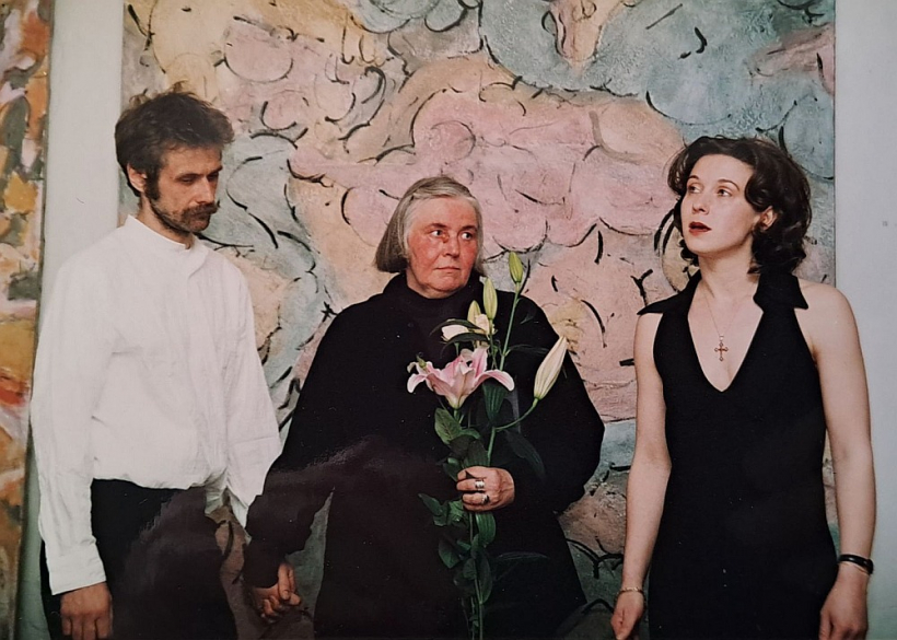 Dags Vidulejs, Ingrīda Burāne un galerijas XO vadītāja Ilze Žeivate 2004. gada 20. maijā mākslinieka pirmās solo izstādes atklāšanā Konventa sētā.