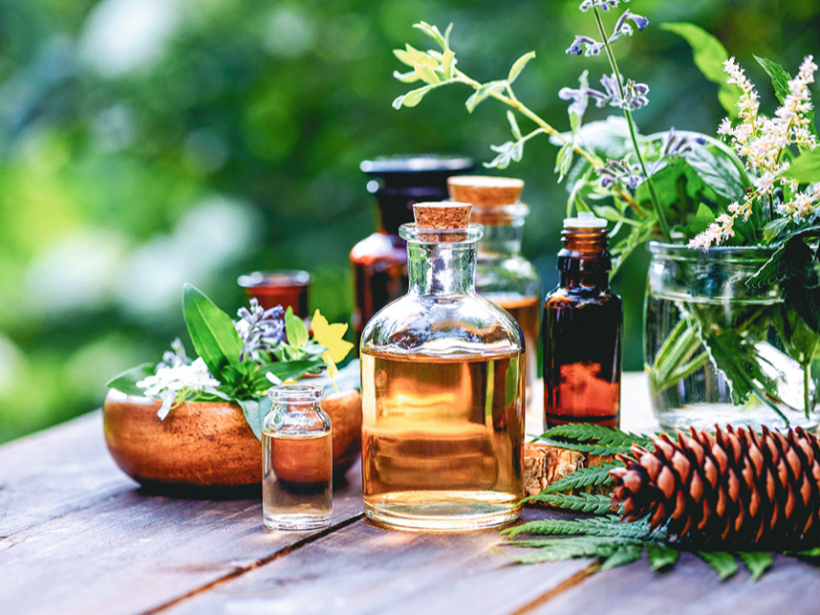 Drošāk izmantot Latvijā ražotas ēteriskās eļļas, kuras iegūst, augus destilējot