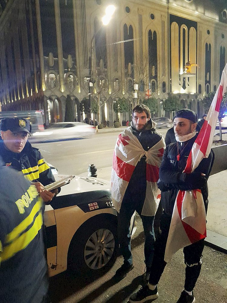 Kaut izskatās, ka policisti raksta administratīvo protokolu mītiņa aktīvistiem, patiesībā viņi pieraksta protesta mītiņa dalībnieku, kuri cietuši no kāda dzērāja, kas viņiem uzbruka, liecības.