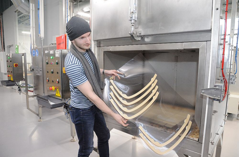 Pēc izdrukas 180 °C karstās detaļas jāatdzesē speciālā krāsnī, kuras šīm vajadzībām izgatavojis Latvijas uzņēmums "Peruza".