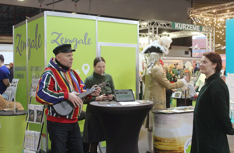 Ar muzicēšanu Zemgali izstādē atbalstīja Igo, kurš ceļotājus aicināja uz savu mūzikas un mākslas centru "Ceplis" Bauskas novadā.