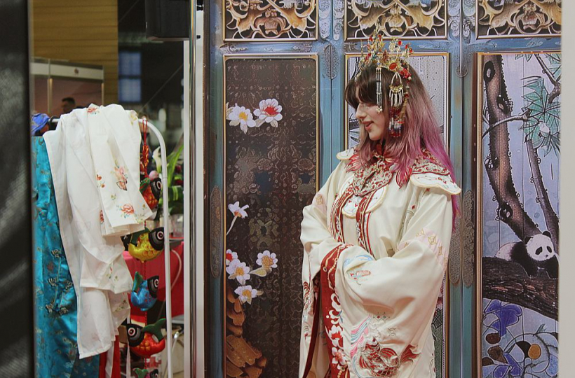 Ķīnas stendā ikviens varēja pielaikot krāšņos ķīniešu tradicionālos tērpus.