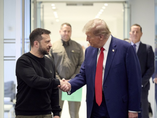 Ukrainas prezidents Volodimirs Zelenskis un Donalds Tramps.