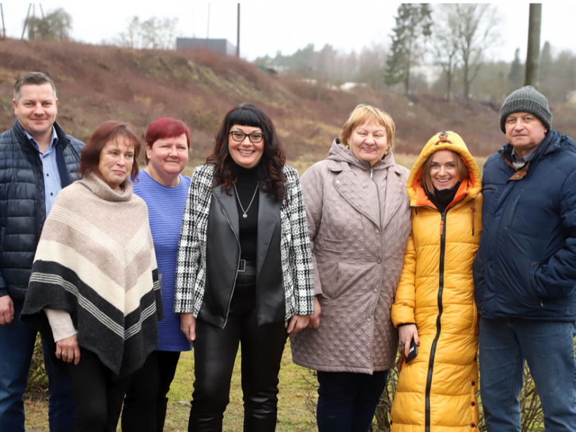 Sērenes enerģiskā komanda: pagasta iedzīvotāju padomes vadītājs Māris Ziemelis (kreisajā pusē), tautas nama vadītāja Signe Sniedze, saimniecības “menedžere” Inga Marševska, pagasta bibliotēkas vadītāja Rea Vovere, pagasta biedrības “Sērenes ļaudis” vadītāja Edīte Osāne, Aizkraukles novada Jaunjelgavas apvienības vadītāja Gunta Zvaigzne-Avakova un Novadpētniecības istabas saimnieks Jānis Vovers.