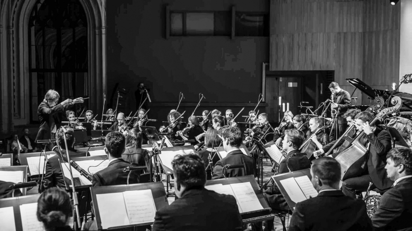 Modernā džeza grupa “Lupa” un kamerorķestris “Sinfonietta Rīga”.