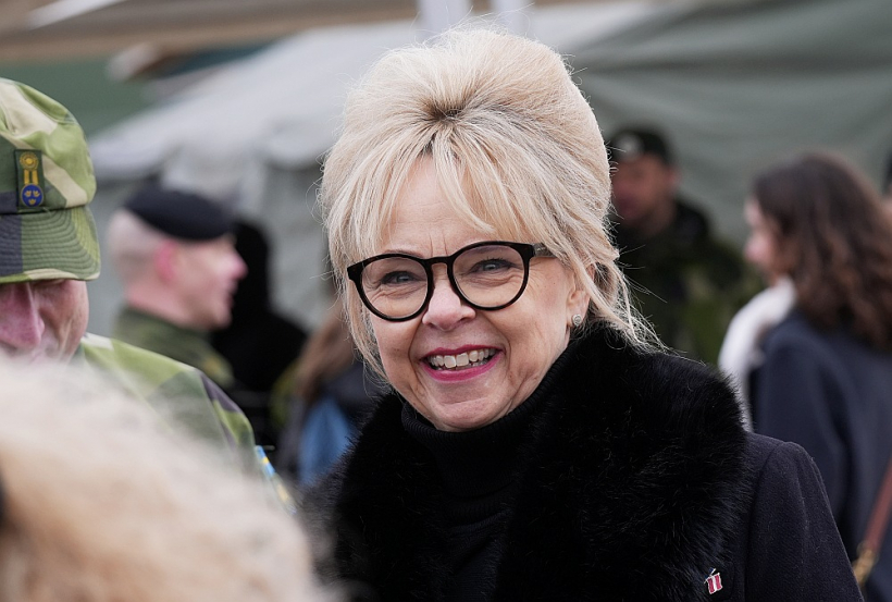 Zviedrijas vēstniece Kārina Hēglunde piedalās svinīgajā ceremonijā militārajā bāzē "Ādaži".