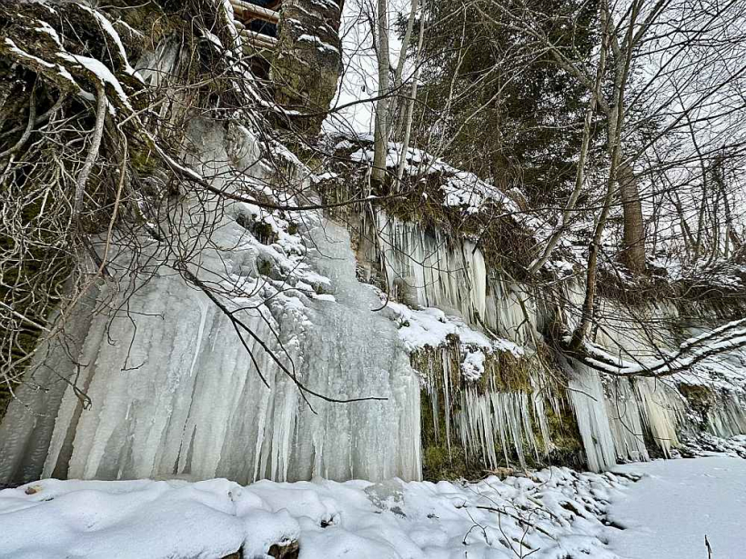 Grūbes dolomīta atsegumi kopā ar apledojušo Grūbes HES ziemā veido skaistu ainavu.