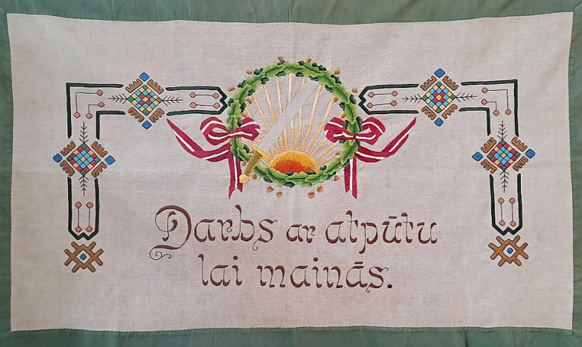 Karogs izstādē "Ar vakardienas sauli".