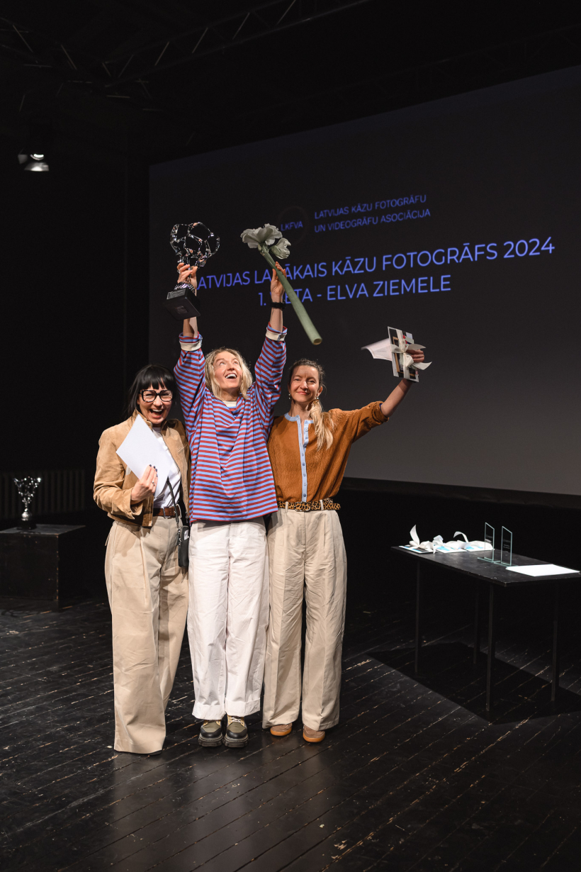 2024. gada labākās kāzu fotogrāfes: no kreisās 2. vietas ieguvēja Zane Krūmiņa, 1. vietas ieguvēja Elva Ziemele, 3. vietas ieguvēja Liene Pētersone.