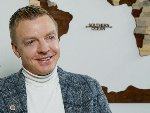 SIA "R Grupa" Komunikācijas un mārketinga vadītājs Krišjānis Caune: "Attiecībā uz mācībām mūsu puišiem pat ir izveidojusies tāda veselīga konkurence. Viņi gribētu mācīties pat vēl vairāk, tomēr darbs ar mācībām ir jālīdzsvaro."