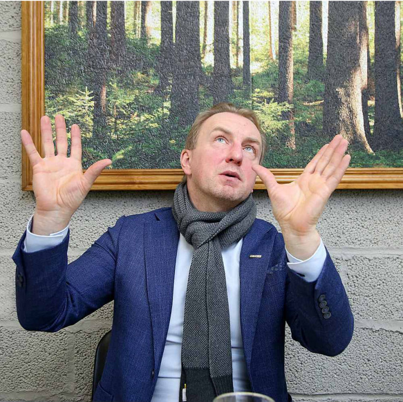 "Sākotnēji bankas īsti neticēja, kas mēs spēsim saglabāt līdzšinējo augšupejošo tendenci, uzskatot, ka mēs būvējam kaut kādas gaisa pilis. Ja atskatāmies uz to, ko mēs solījām, varam būt lepni, ka ir izdevies visu īstenot, neapstāties un visu laiku doties uz priekšu," ir gandarīts SIA "CEWOOD" vadītājs un valdes loceklis Ingars Ūdris.