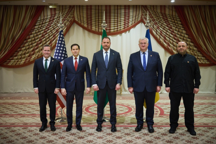 No kreisās: ASV prezidenta padomnieks nacionālās drošības jautājumos Maiks Volcs un ASV valsts sekretārs Marko Rubio pamiera sarunās Saūda Arābijā ar Ukrainas delegāciju - Andrijs Jermaks, Ukrainas ārlietu ministrs Andrijs Sibiha un Ukrainas aizsardzības ministrs Rustems Umerovs.