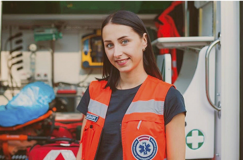 Santa Mežaraupe, NMPD ārsta palīdze, piedzīvojusi ne vienu vien situāciju, kad jātiek galā ar agresīvu pacientu. Viņa ar nepacietību gaida, kad Saeima pieņems likumu, kas ļaus lietot gāzes baloniņus un ķermeņa kameru.