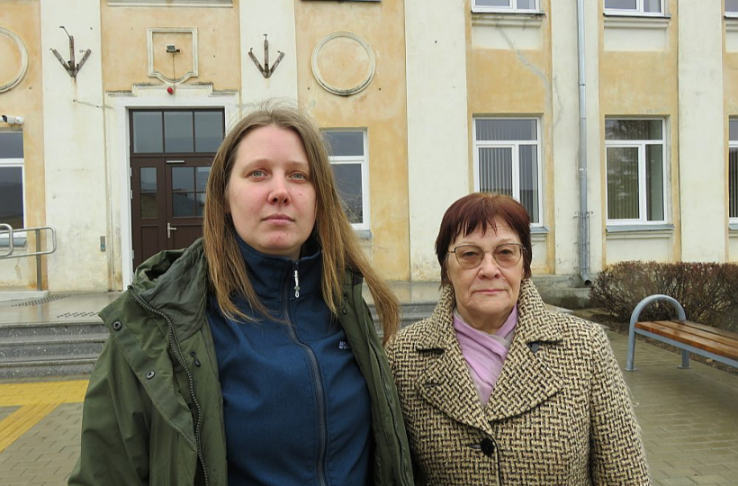 "Cerības pakāpiena" aktīvistes Laura Liepa (no kreisās) un Gunta Ungure cer sarīkot Kūdras svētkus.