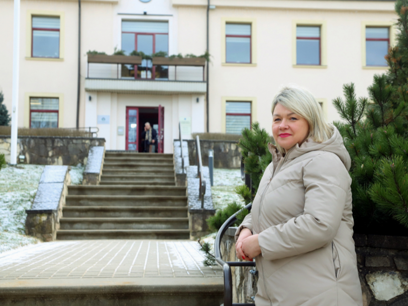 Iepretim Brocēnu pilsētas un Cieceres pagasta apvienības pārvaldes ēkai tiekamies ar pārvaldes vadītāju Karīnu Ciesmani.