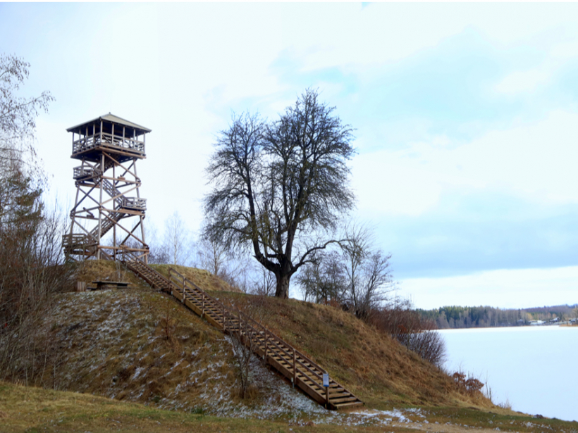 Cieceres pagasta “Saulrietos” apmēram 6 km attālumā no Brocēniem atrodas 18 m augstais koka skatu tornis, atklāts 2018. gadā. Pie torņa iekārtota arī jauka piknika vieta ar koka galdiem un soliem. Skatu tornī vienlaikus var atrasties līdz 15 cilvēkiem.
