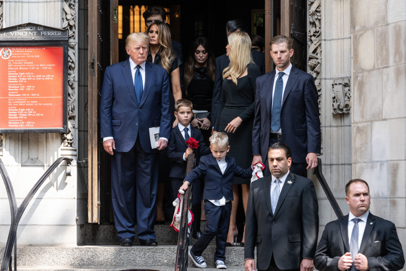 Donalds Tramps ar bērniem un viņu ģimenēm bijušās sievas bērēs.