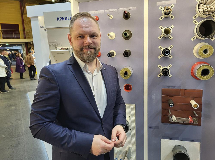 SIA "Knauf" lielu uzmanību velta produkcijas pilnveidošanai un šogad izstādē demonstrēja dekoratīvo fasādes apmetumu no silikona sveķiem un akrila. "Apmetums ir mehāniski ciets, drošs pret sūnu un aļģu veidošanos. To ražo 16 toņos un var izmantot interjerā, tiesa, tas prasa ideālu virsmas sagatavošanu, jo ir plāns," stāsta Artūrs Zeps "Knauff" reģionālo projektu vadītājs. "Rūpējoties par ugunsdrošību, "Knauf" piedāvā jaunas speciālās komunikāciju ugunsdrošības manšetes, kas uzpūšas, temperatūrai paaugstinoties, un neļauj liesmām un dūmiem izplatīties starp telpām."