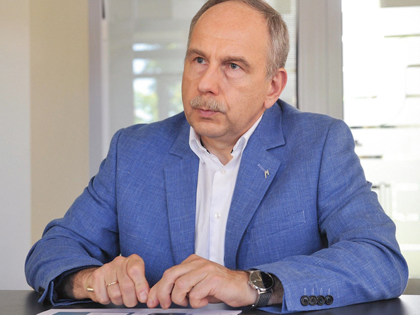 Olavs Ķiecis, "Virši A" biznesa attīstības vadītājs: "Jaunajā ražotnē biometāna ražošanu iecerēts sākt 2026. gada sākumā. Rūpnīca ne tikai ražos pilnībā atjaunojamu enerģijas avotu un radīs papildu ienākumu plūsmu zemniekiem, bet arī nodrošinās ilgtspējīgu atkritumu apsaimniekošanas metodi, atgūstot metānu no kūtsmēsliem, kas citādi tiktu emitēts atmosfērā no atklātām kūtsmēslu uzglabāšanas vietām.