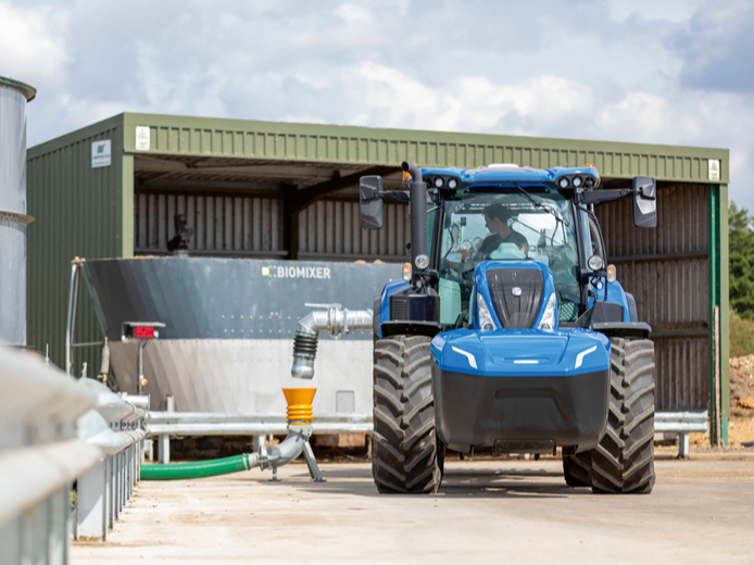 'New Holland T6 180' – ar metānu un dīzeļdegvielu darbināms traktors uzpildes stacijā.