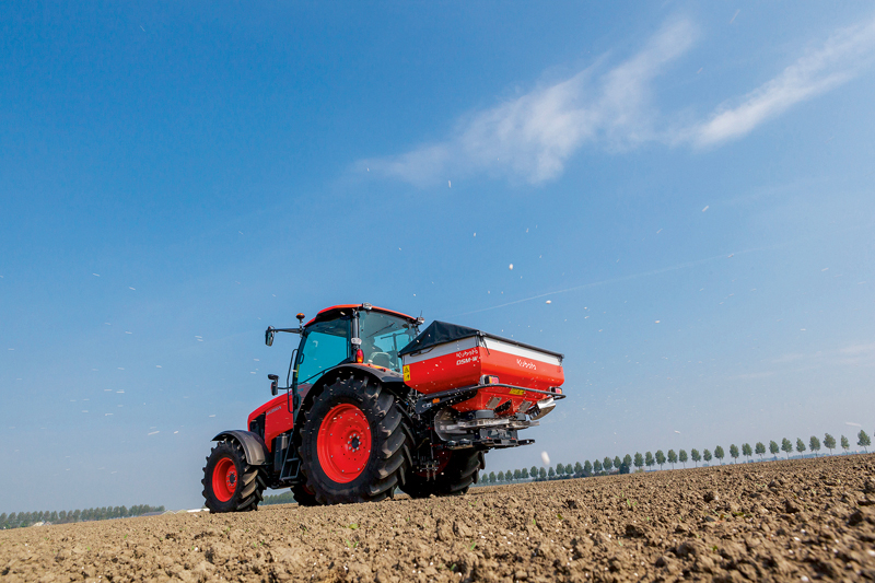 'Kubota' minerālmēslu izkliedētājs.