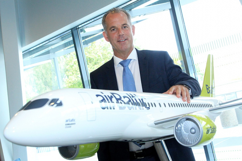 Kā liecina aģentūras LETA arhīvs, Martins Gauss no 1992. gada bijis "Boeing 737" pilots, treniņu vadītājs un eksaminētājs kompānijā "Dba Luftfahrtgesellschaft", tad bijis vadītājs dažādos uzņēmumos, 2009. – 2011. gadā vadījis Ungārijas nacionālo lidsabiedrību "Malev". 2011. gada 1. novembrī sāka darbu kā AS "Air Baltic Corporation" valdes priekšsēdētājs un izpilddirektors.